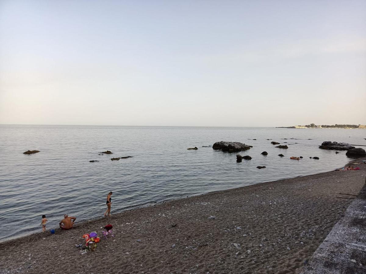 Апартаменти Bilocale Fronte Mare Джардіні-Наксос Екстер'єр фото